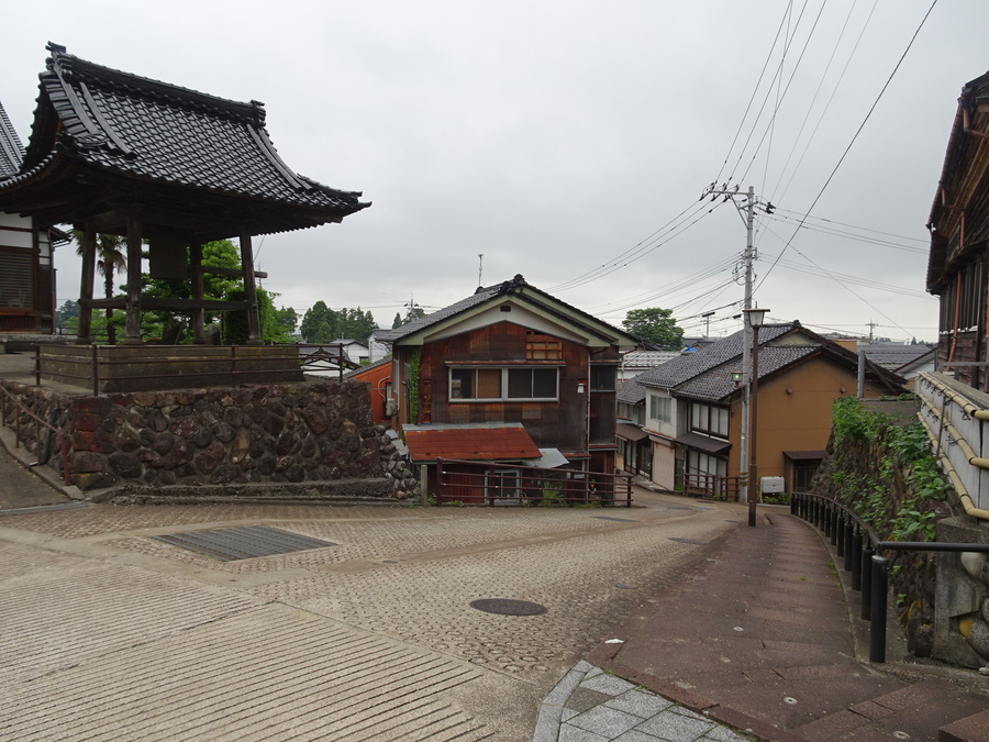坂上から　左：浄念寺